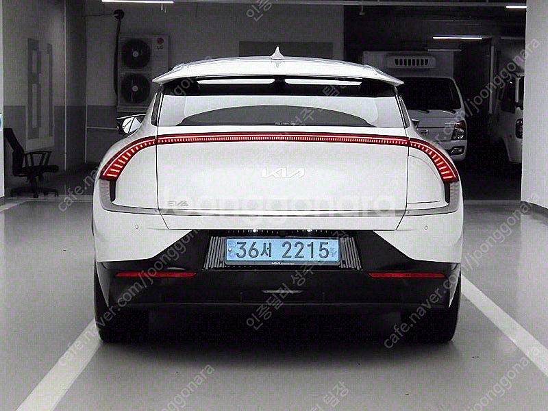 EV6 중고 EV6 중고차 흰색 2022년식 롱레인지 어스 중고차카페--3